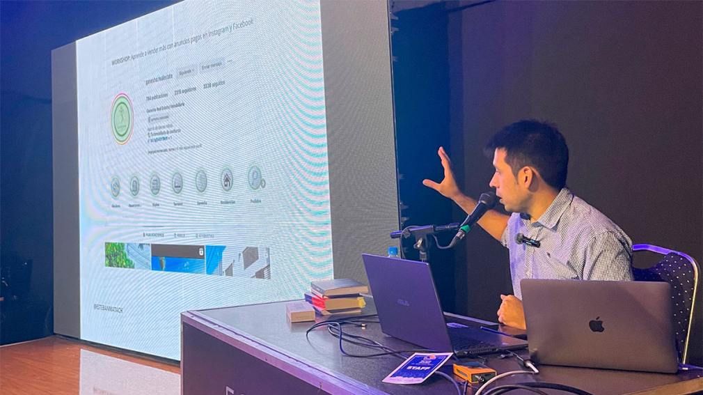 Esteban Matach, fundador de UNE, durante una disertación sobre publicidad digital